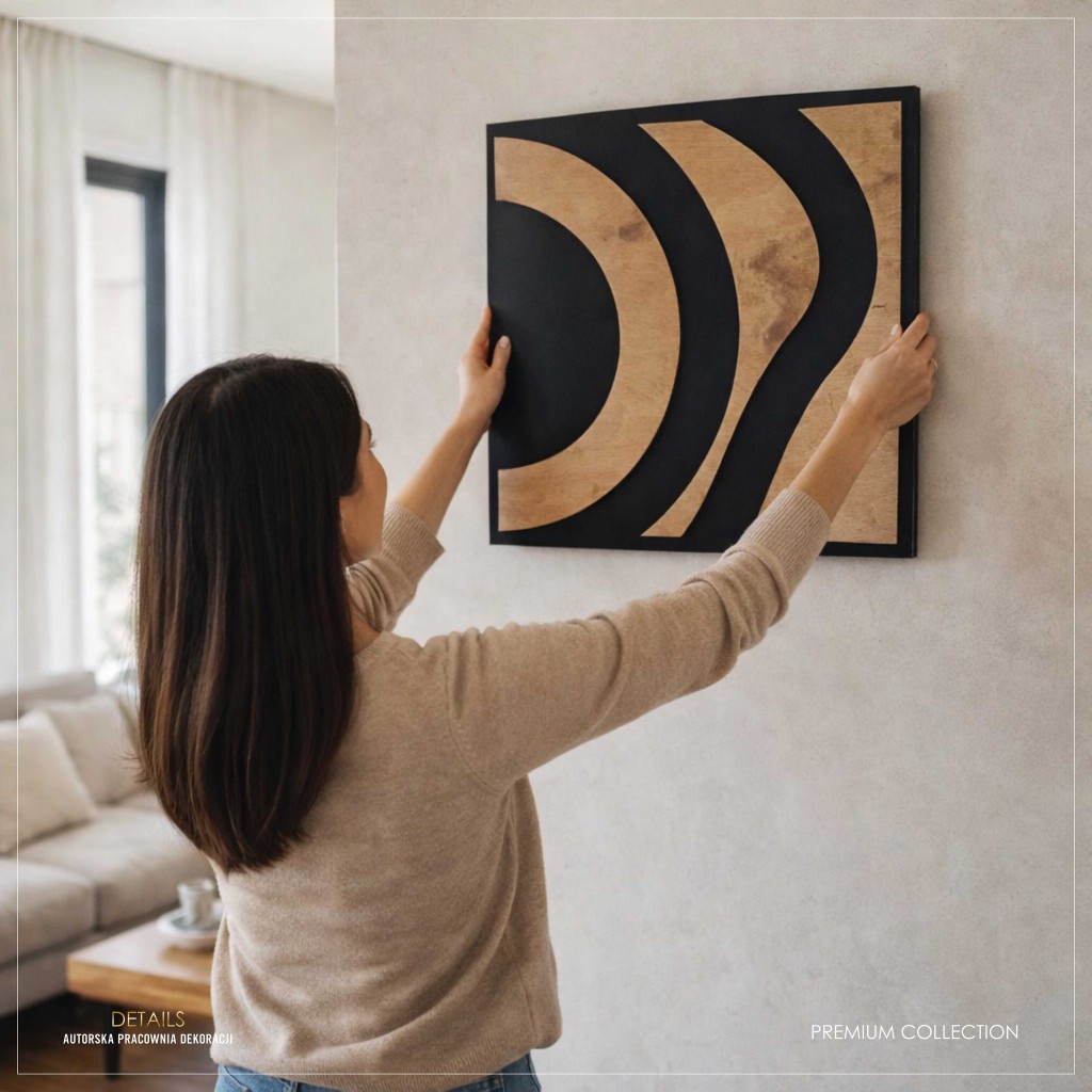 Kobieta wiesza dekorację na ścianę 