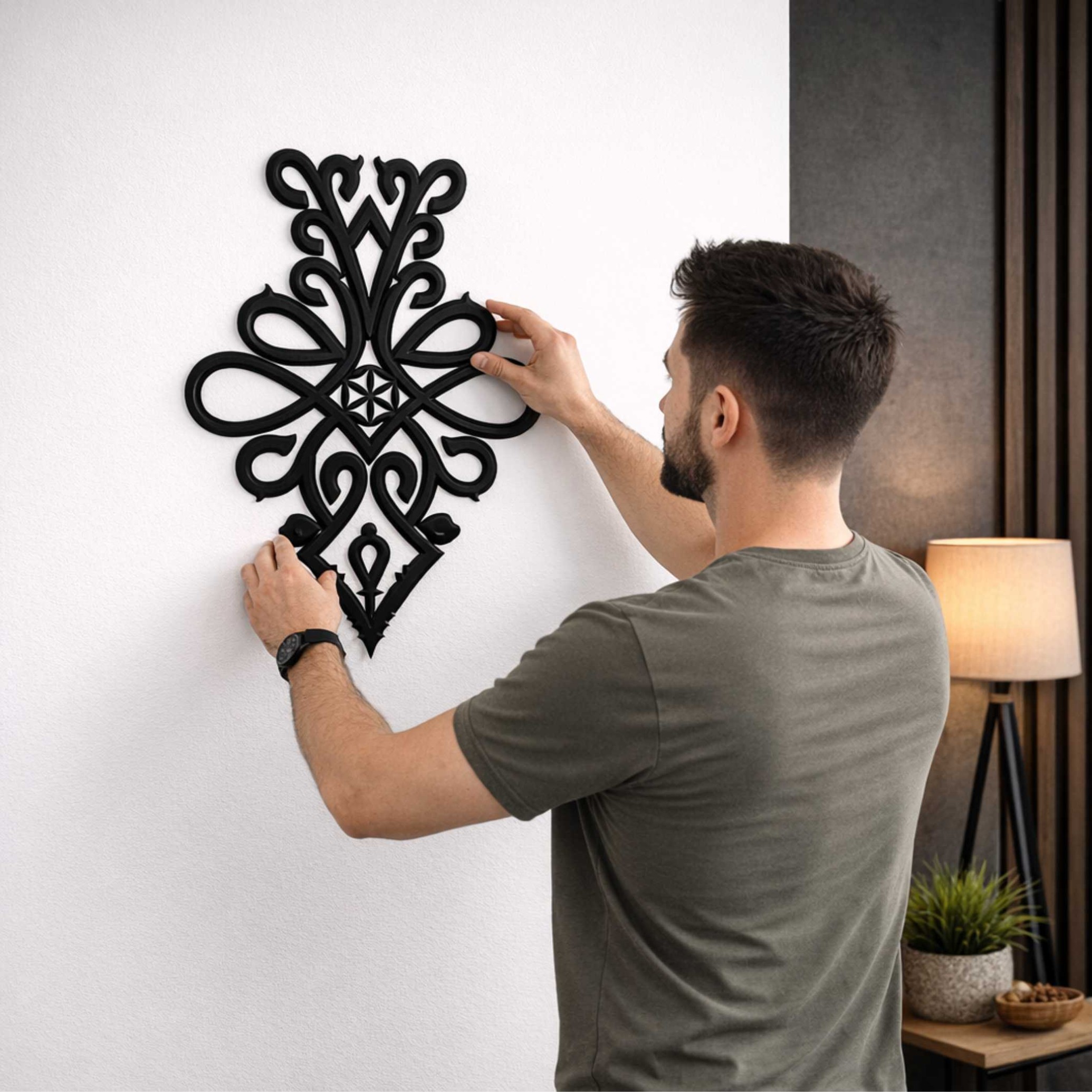 mężczyzna wiesza dekoracje, Parzenice na ścianie 